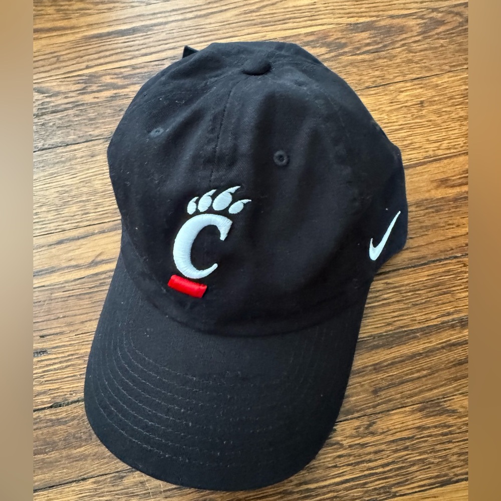 UNIVERSITY OF CINCINNATI BEARCATS NIKE Black Cap with Logo (NWT)